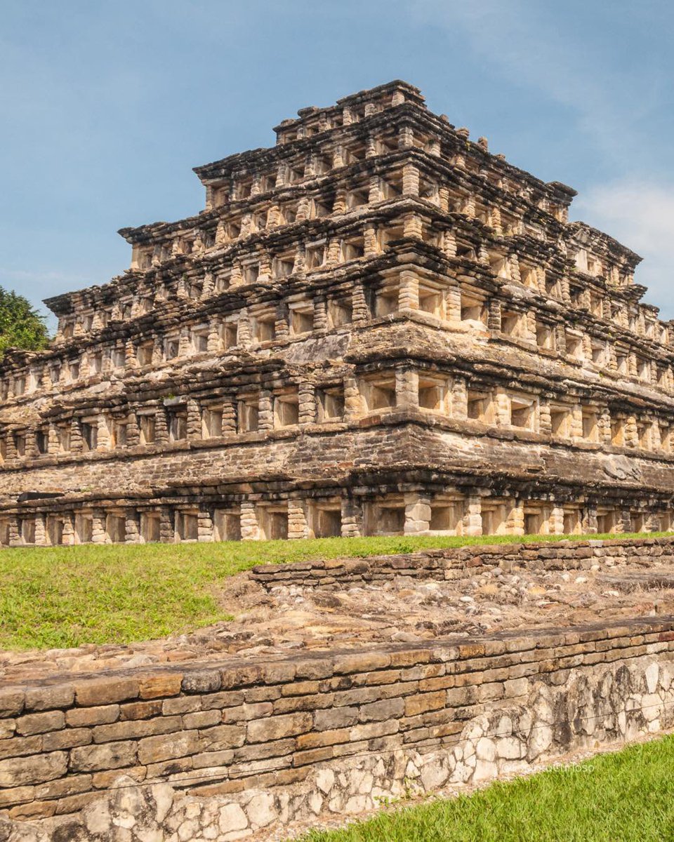 ¿Te imaginas una pirámide diseñada como si fuera un gigantesco calendario de piedra? 😮

Esta estructura tiene exactamente 365 nichos, uno por cada día del año. No están ahí por casualidad: muchos investigadores creen que funcionaban como una representación simbólica del paso del