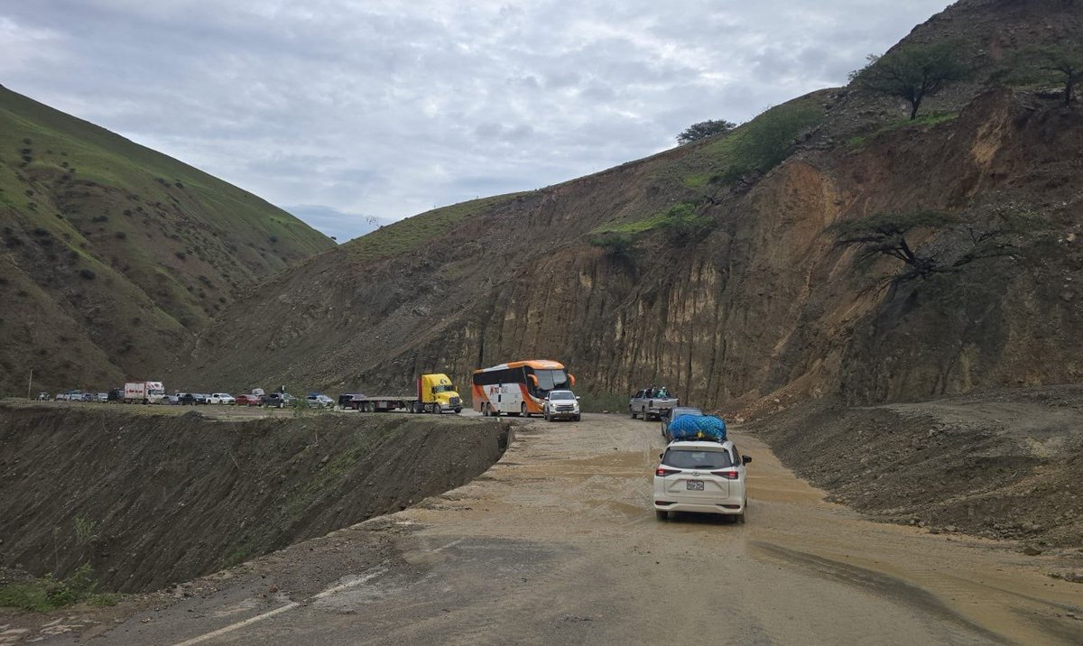MTC_GobPeru's tweet photo. 🚨 #MTCInforma | En coordinación con la concesionaria @NorteIirsa, se logró habilitar el tránsito en el Km 55 de la carretera Fernando Belaunde Terry, restableciendo la circulación en la zona de Hualapampa, #Piura. 

✅ 👷‍♂️El #MTC exhorta a los usuarios de la vía a respetar las indicaciones del personal autorizado y a mantenerse informados a través de los canales oficiales, priorizando en todo momento su seguridad. 🚧

📞 Línea Gratuita: 0800-00369
☎️ Fijo: 073-323204
📲 Cel y WhatsApp: 989 008 811

#AtendemosPiura #Gobierno