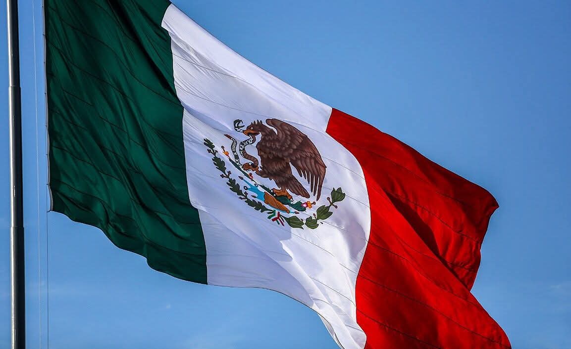 ¡Hoy es el Día de la Bandera! 🇲🇽 El símbolo más bello de nuestra identidad y nuestra historia. ¡Viva México! 💚🤍❤️ #24DeFebrero #BanderaDeMéxico 
#OrgulloMexicano