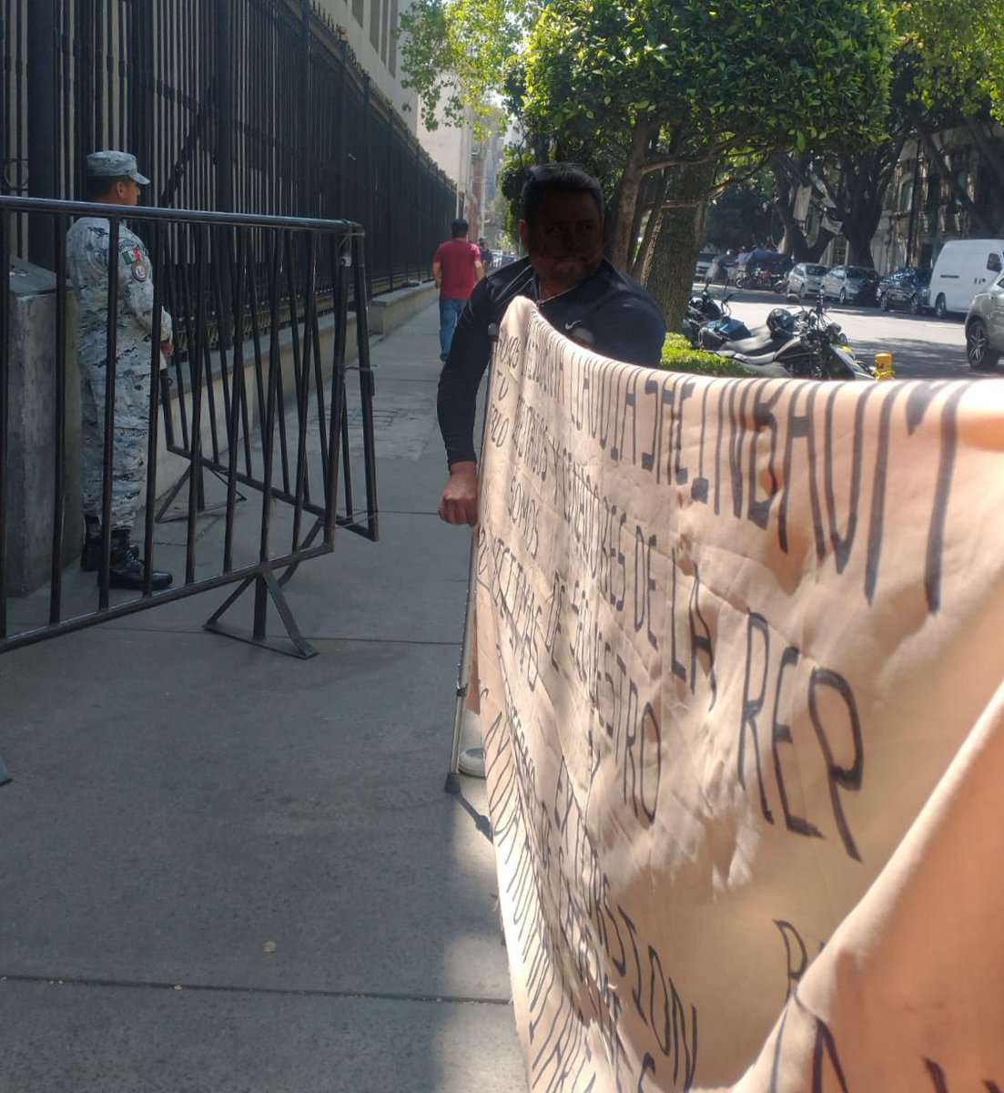 Buenos días #México 🇲🇽y🏜️

Quién es un funcionario d <a href="/SEGOB_mx/">Gobernación</a> de iniciales RB q maltrata,ofende,lastima en lo q más duele a sonorenses, pq le desespera su insistencia y protesta fuera d Palacio Nacional o Bucareli por justicia en Sonora? Anoche los corrieron hasta d la banqueta.