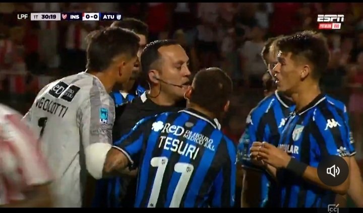 Así como se hace un paro para defender al Presidente, la cuenta <a href="/ArbitrajeAFA/">arbitrajeAFA</a> sólo publicó de esta fecha el gol anulado a PLATENSE ante BARRACAS .El penal que cobró ESPINOZA quedó en la noche de los tiempos .Siempre se defiende a los amigos