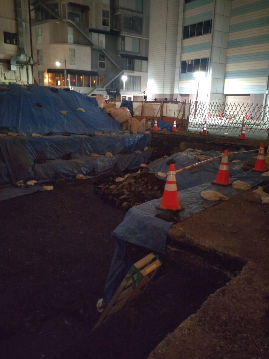 kick4444rock's tweet photo. 浅草の建設現場で遺跡発掘か！　　
場所的に75年前埋め立てられた　浅草ひょうたん池か？！ https://t.co/JtC5MTp774