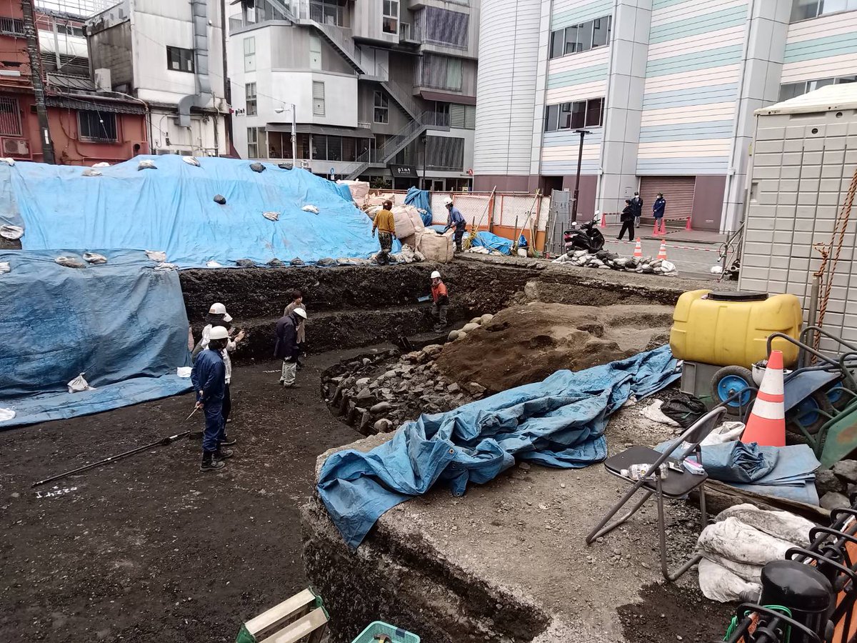 kick4444rock's tweet photo. 浅草の建設現場で遺跡発掘か！　　
場所的に75年前埋め立てられた　浅草ひょうたん池か？！ https://t.co/JtC5MTp774
