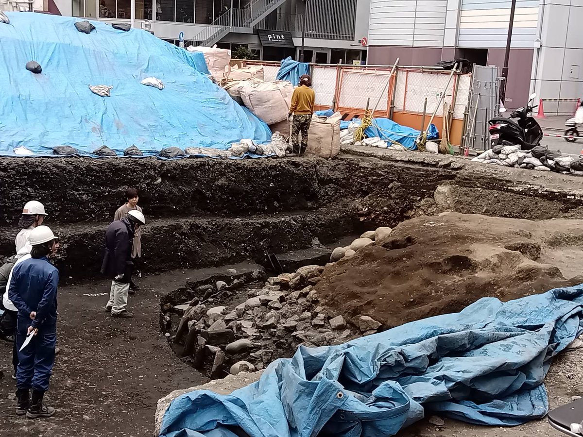 kick4444rock's tweet photo. 浅草の建設現場で遺跡発掘か！　　
場所的に75年前埋め立てられた　浅草ひょうたん池か？！ https://t.co/JtC5MTp774