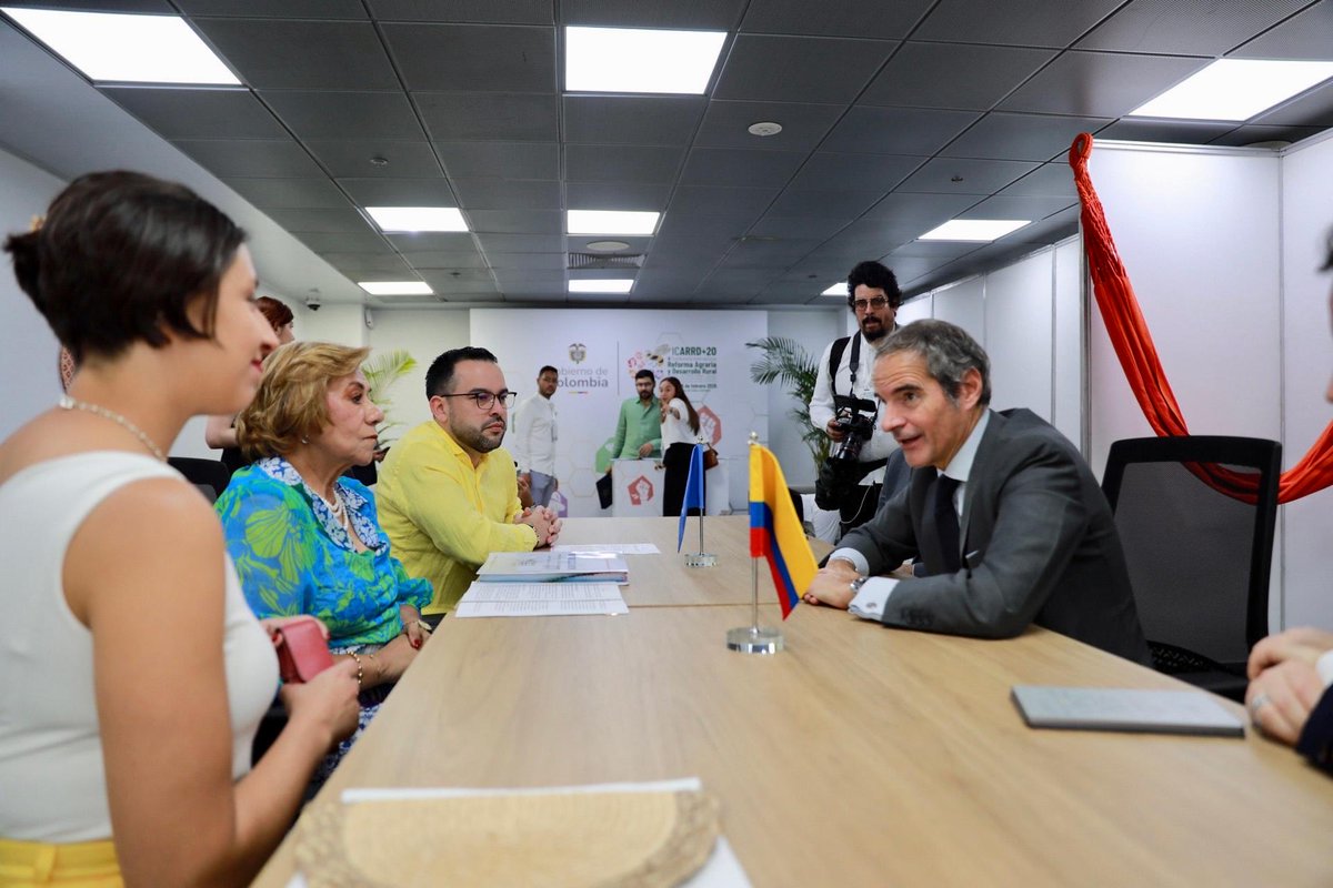 MinEnergiaCo's tweet photo. Colombia abre la puerta a la energía nuclear a través de acuerdo estratégico con el Organismo Internacional de Energía Atómica.

En el marco del Plan Energético Nacional 2022-2052, el Gobierno de @petrogustavo firmó en Cartagena un Memorando de Entendimiento con el @iaeaorg para avanzar en cooperación técnica de planificación energética, desarrollo de infraestructura nuclear y evaluación de pequeños reactores modulares. El acuerdo, de carácter no vinculante y sin impacto presupuestal inmediato, permitirá analizar la núcleo electricidad como alternativa para diversificar la matriz, fortalecer la seguridad eléctrica y acelerar la descarbonización del sistema energético colombiano.

Conoce detalles aquí: https://t.co/aBVbRRSWVy