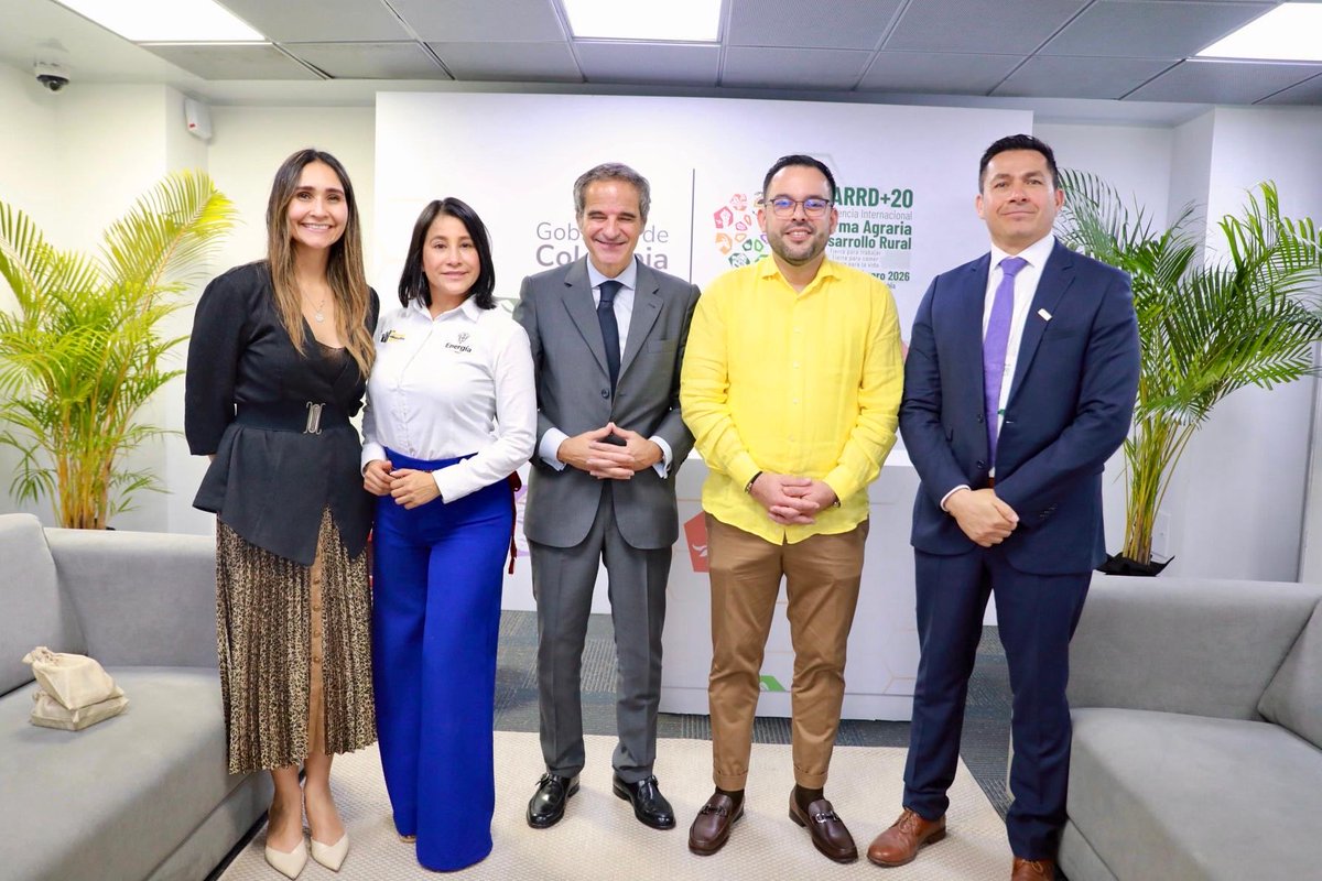 MinEnergiaCo's tweet photo. Colombia abre la puerta a la energía nuclear a través de acuerdo estratégico con el Organismo Internacional de Energía Atómica.

En el marco del Plan Energético Nacional 2022-2052, el Gobierno de @petrogustavo firmó en Cartagena un Memorando de Entendimiento con el @iaeaorg para avanzar en cooperación técnica de planificación energética, desarrollo de infraestructura nuclear y evaluación de pequeños reactores modulares. El acuerdo, de carácter no vinculante y sin impacto presupuestal inmediato, permitirá analizar la núcleo electricidad como alternativa para diversificar la matriz, fortalecer la seguridad eléctrica y acelerar la descarbonización del sistema energético colombiano.

Conoce detalles aquí: https://t.co/aBVbRRSWVy