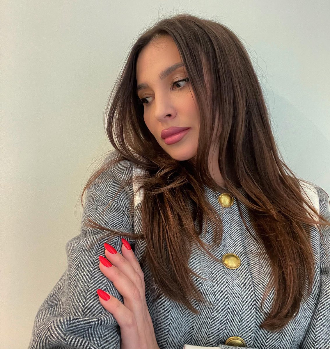 Red nails, herringbone coat, zero apologies.
Quietly running the room today 🖤