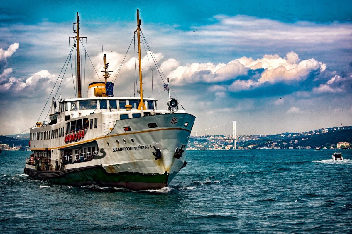 Trump’ın “içgüdüleri” ABD’ye değil, ABD’nin tek süper güç olmadığı çok kutuplu bir Dünyaya hizmet ediyor. Artık ‘birleşik’ Batı’dan söz etmek de pek mümkün değil. Avrupa, yeni bir güç olarak ortaya çıkıyor, “Amerikan Çağı” öncesine dönülüyor ve Türkiye de o dünyada yerini almaya