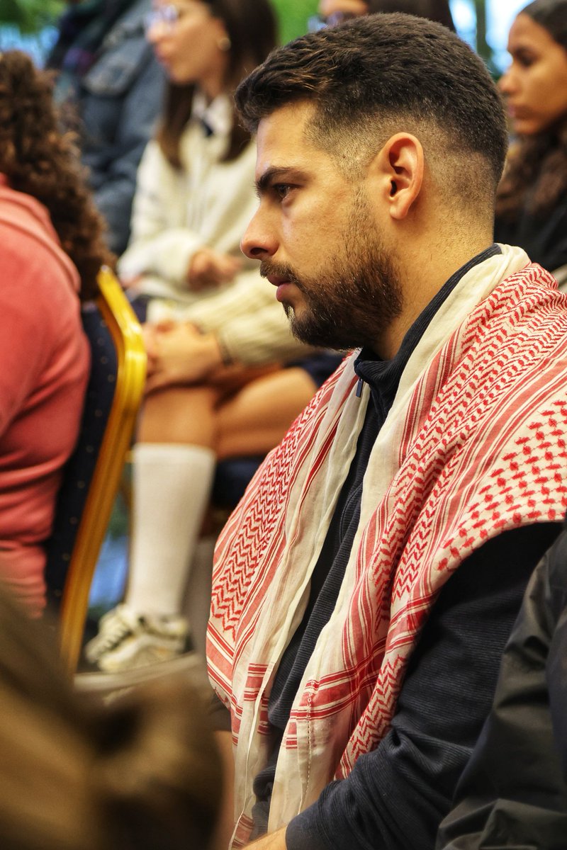 🇨🇺| Junto a cien jóvenes, el Presidente <a href="/DiazCanelB/">Miguel Díaz-Canel Bermúdez</a> asistió a la presentación en el Palacio de la Revolución de las Obras Escogidas del General de Ejército, Raúl Castro Ruz, en un día histórico para #Cuba: 24 de febrero, reinicio de las luchas por la independencia de la nación.