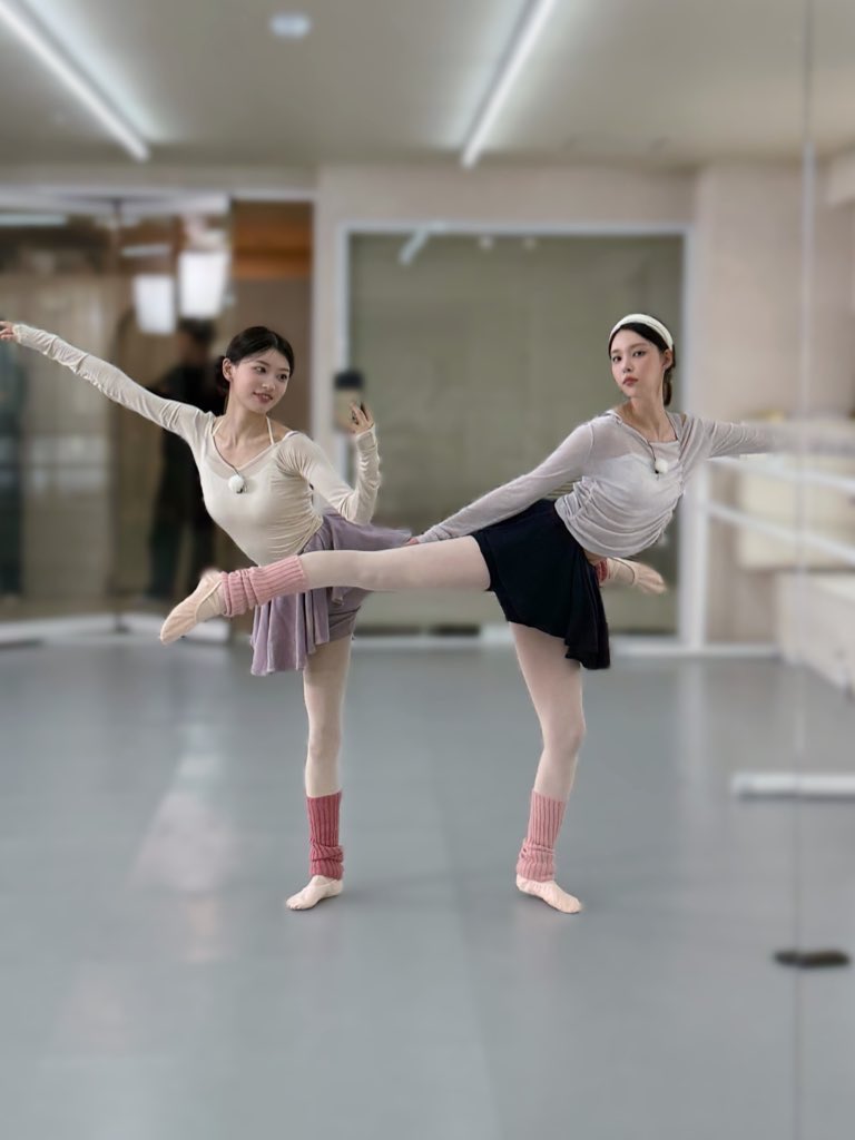 YUNAH shared cute photos with MOKA on weverse dm. 

#ILLIT #아일릿 #YUNAH #MOKA <a href="/ILLIT_official/">ILLIT official</a>