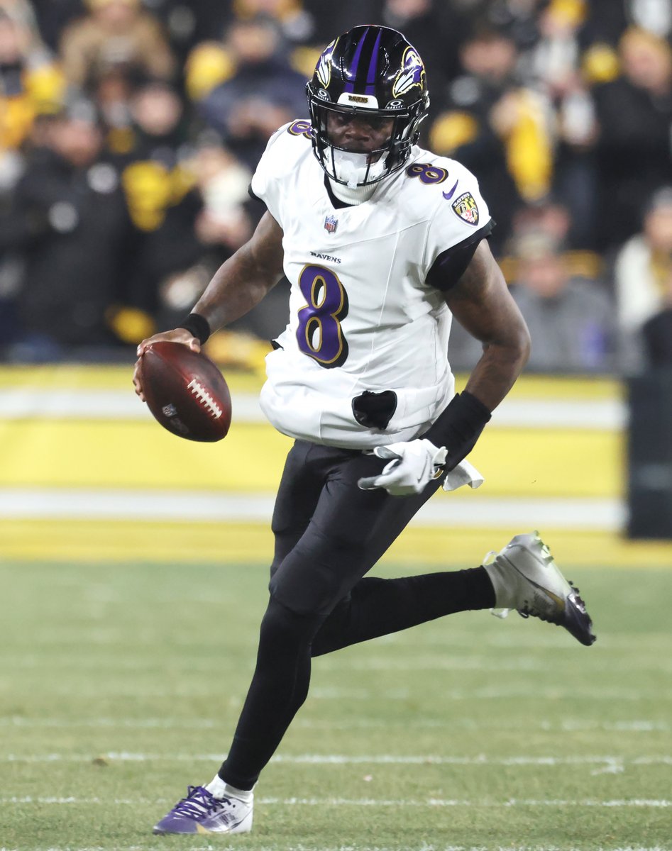 MySportsUpdate's tweet photo. #Ravens GM Eric DeCosta says he’s confident that he and Lamar Jackson will be able to reach an agreement on an extension.

Lamar represents himself, and he and DeCosta have had several talks lately.

Lamar's 2026 cap number is $73.5M. https://t.co/DvBa3WlTgz