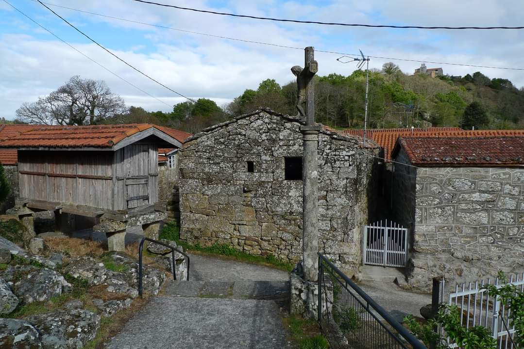limiator's tweet photo. @navoltadafolla @vilabotanes @apatrigal Milmanda (#Celanova #Ourense) #arquitecturatradionalgalega #cruceiro @apatrigal https://t.co/xPp6dZwmGo