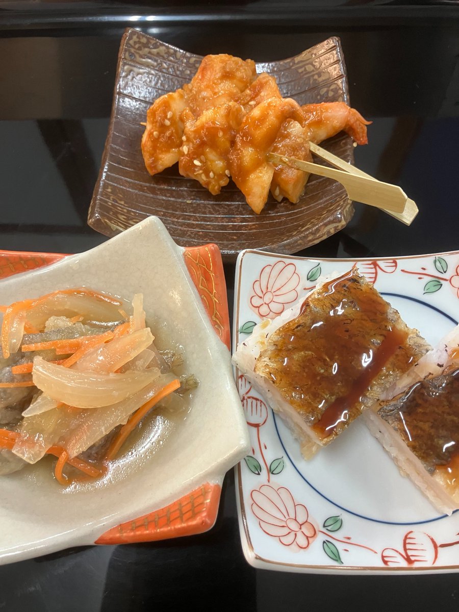 Pendant la préparation, je garde les arêtes, les carapaces de crevettes et des restes de légumes. Je les utilise pour un tare ou pour le dashi. Dans le washoku, un tare reste léger. Il accompagne le produit et il ne cache pas le goût. À la résidence, je présente trois bouchées