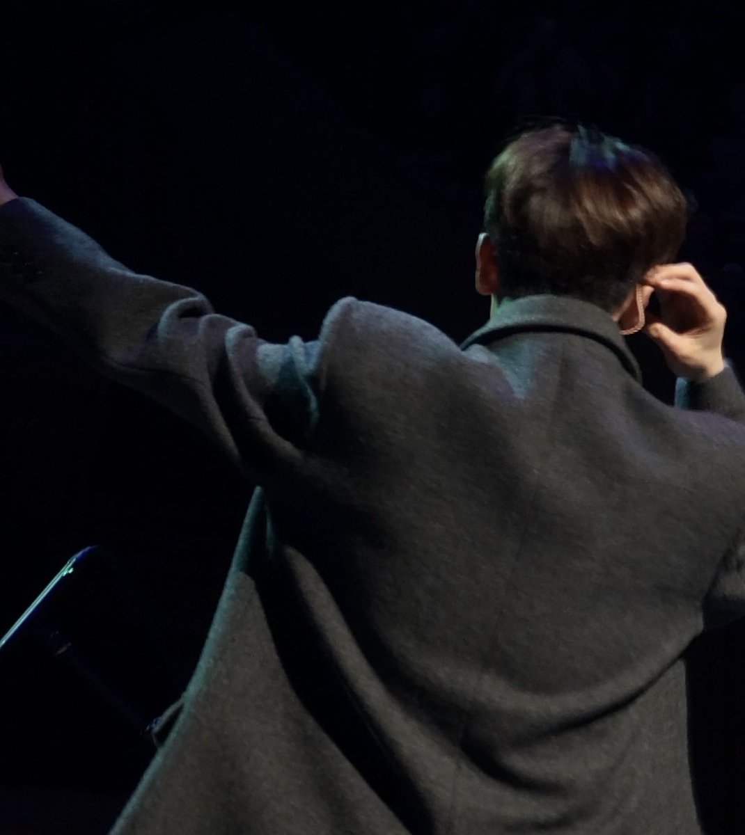 jazzhwan's tweet photo. @ 2026 봄날음악회

뒷모습만 보이는 자리여도 진짜 너무너무 행복 .. 🫠

백윤학 지휘자님과 오빠가 시선 맞춰가면서 전체적인 연주를 아름답게 흘러가도록 해줘서 눈 귀 모두 힐링 한 공연 !!!

오빠의 뒷모습만 봐도 정말 행복해보여서 나도 행복한 너무 선물같은 시간 ｡𖦹°‧⭑.ᐟ

@jazzman_dh https://t.co/vHnLHogmD1