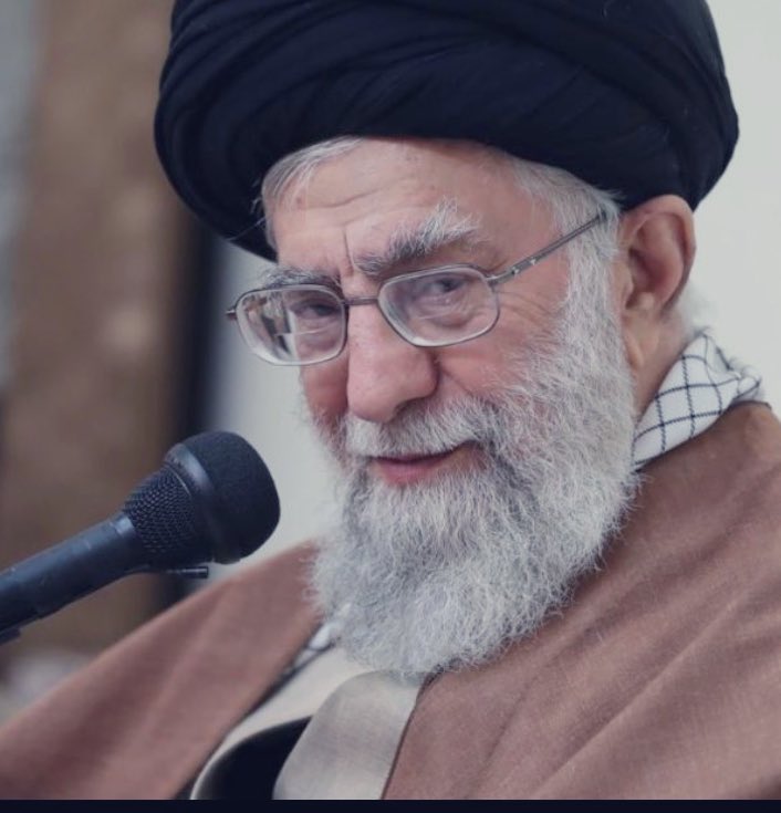 🇺🇸🇮🇷 AHORA: Marco Rubio entra a la Casa Blanca para informar a los líderes del Congreso (Gang of Eight) sobre Irán.

La administración evalúa ataques militares.

Todo ocurre horas antes del State of the Union de Trump.

El reloj está corriendo.