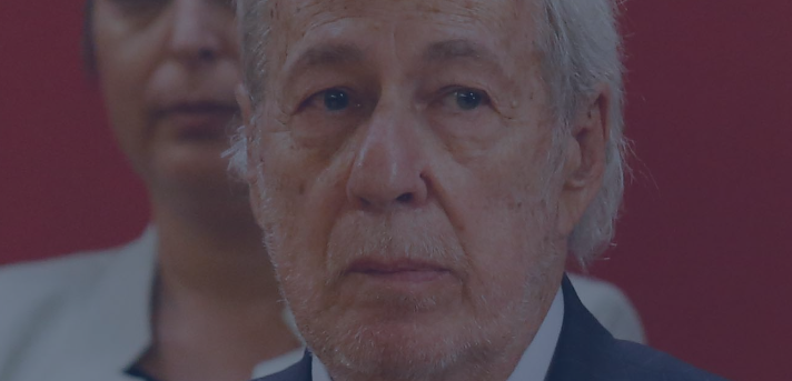 🔹Otro que debe dar un paso al costado es el Canciller.

Con que autoridad puede representar los intereses del pais en el exterior si nos acaba de mentir en la cara a todos los chilenos ?

Retirese sr <a href="/AlbertoKlaveren/">Alberto van Klaveren</a>, tenga algo de dignidad.