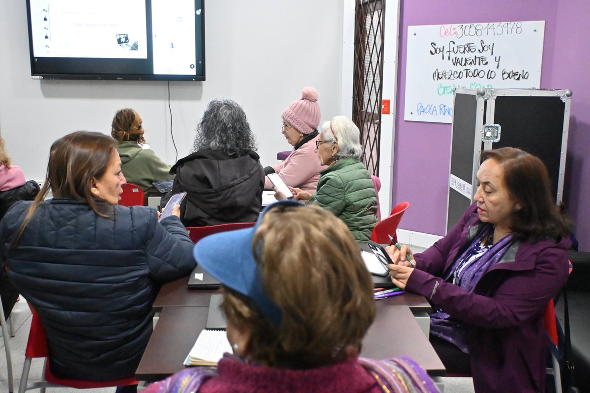 secredistmujer's tweet image. Hoy celebramos la reapertura del Centro de Inclusión Digital (CID) en la #CIOM de Chapinero 🏠✨, un espacio comunitario creado para reducir la brecha digital y garantizar que las mujeres puedan aprender y usar la tecnología para fortalecer su autonomía económica y personal.