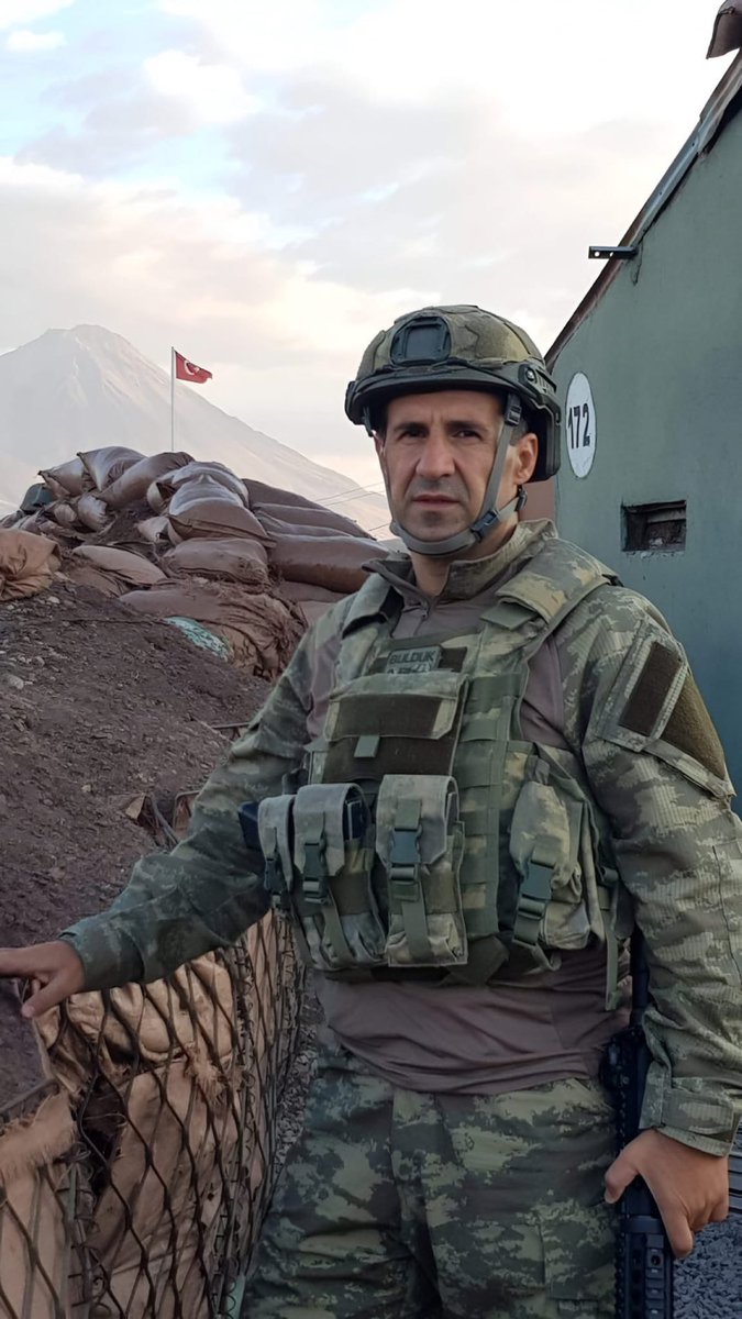 ajansoteki's tweet photo. 💥Emekli Albay Orkun Özeller’den ‘Biz yeryüzüne Ankara’dan bakmak zorundayız’ diyen Devlet Bahçeli’ye: 

“Bizim Ankara’dan bakınca gördüğümüzle senin gördüğün çok farklı. Biz seni anlamıyoruz senin de bizi anlamaman gayet doğal. 

Senin hiç PKK terör örgütünün  şehit ettiği arkadaşın veya tanıdığın biri var mı?
Şehitliğe gidip onların hiç mezar taşlarını okşamışlığın var mı?

Hepsinden geçtim mezar taşının başında ağlayan ana babanın göz yaşlarını görmüşlüğün var mı ?

Sahi Ankara’dan bakınca ne görüyorsun?
Tek derdin evlatlarımızın katiline statü vermek mi?

Senin kurucu önderin sana olsun ama o benim için bebek katilidir ve öyle kalacaktır
Statüsü bellidir.”