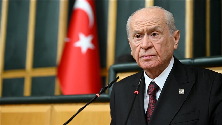 💥Emekli Albay Orkun Özeller’den ‘Biz yeryüzüne Ankara’dan bakmak zorundayız’ diyen Devlet Bahçeli’ye: 

“Bizim Ankara’dan bakınca gördüğümüzle senin gördüğün çok farklı. Biz seni anlamıyoruz senin de bizi anlamaman gayet doğal. 

Senin hiç PKK terör örgütünün  şehit ettiği