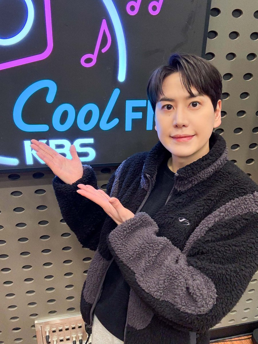 #뮤지컬 #데스노트

KBS Cool FM <한해의 키스 더 라디오>
2월 24일(화)❗

라이토 #규현 출연

함께 해주신 청취자 여러분 감사합니다✨

누군가 이 세상을 바로잡아야 한다
𝐌𝐔𝐒𝐈𝐂𝐀𝐋 𝐃𝐄𝐀𝐓𝐇 𝐍𝐎𝐓𝐄

#NowPlaying #디큐브링크아트센터