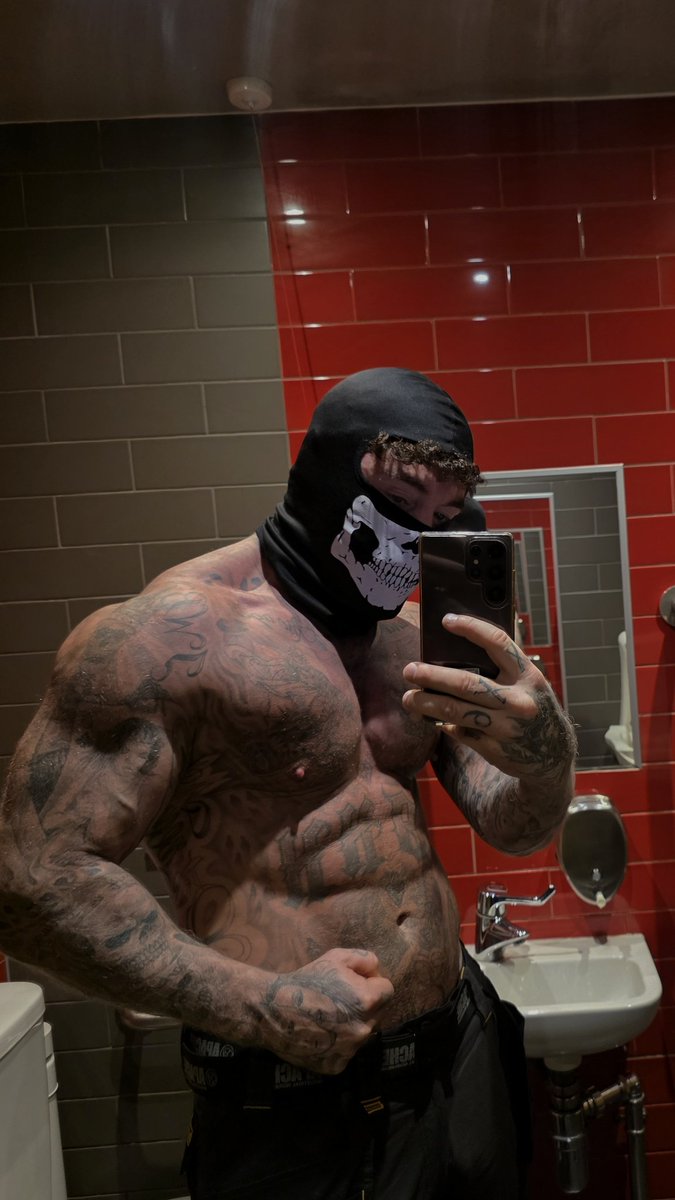 Zade_masked's tweet photo. So masked men are your type? 😉 💪 

#maskedmen #darkromance #abs #tattoos #biceps #maskedman #booktok https://t.co/ye0lSQ6CfT