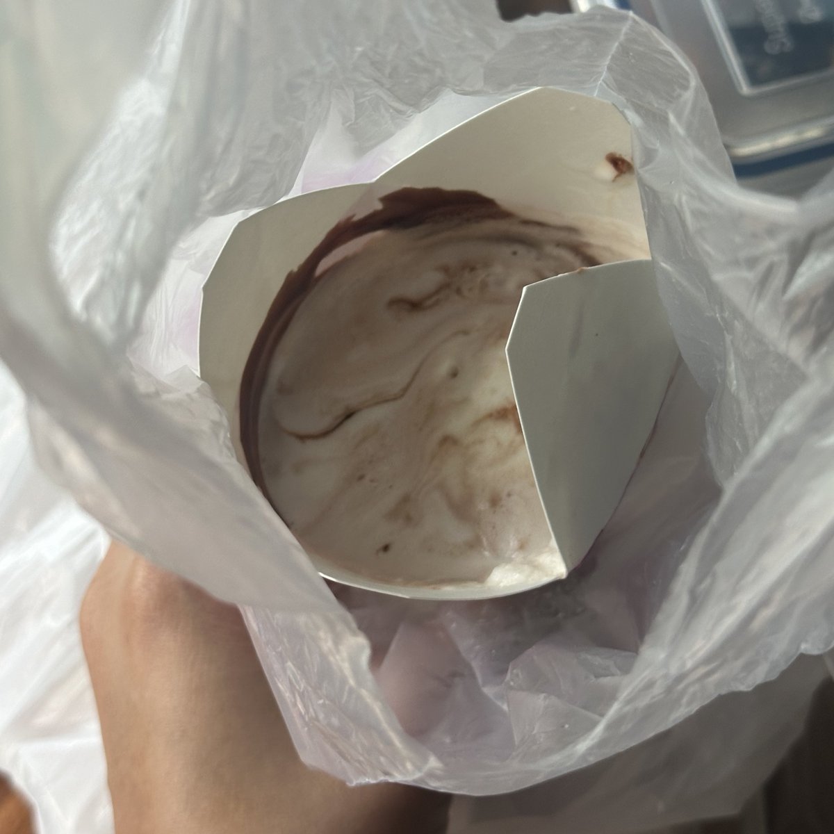 ปกติไม่เคยบ่นไรเดอร์เลยนะ งานพ่วงก็เข้าใจ มาช้าไม่เป็นไรเลย แต่อันนี้คืองง รับงานนะแต่บอกว่าไม่มีกระเป๋า แล้วชั้นสั่งไอติมพอดี กว่าจะถึงก็บวกไปอีกครึ่งชั่วโมงอะ สรุปไอติมชั้นกลายเป็นอาหารเหลว โคดนอย ละกุทำไรได้อะ