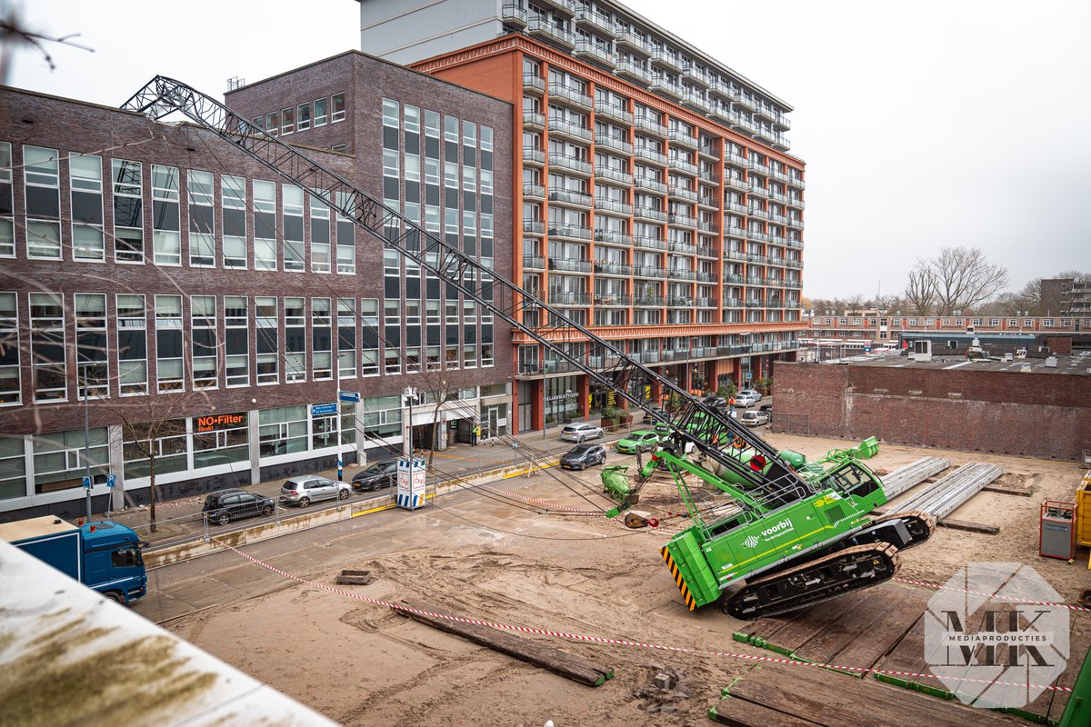 Kraan omgevallen op parkeerdek kantoorpand Dynamostraat Rotterdam