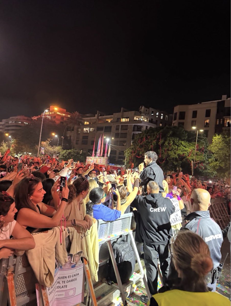Las gafas y el cartel que llevamos para el concierto de Tenerife 😌🩷🌴 <a href="/SebastianYatra/">Sebastian Yatra</a> 
(No se cuantas gafas hicimos en total😂)