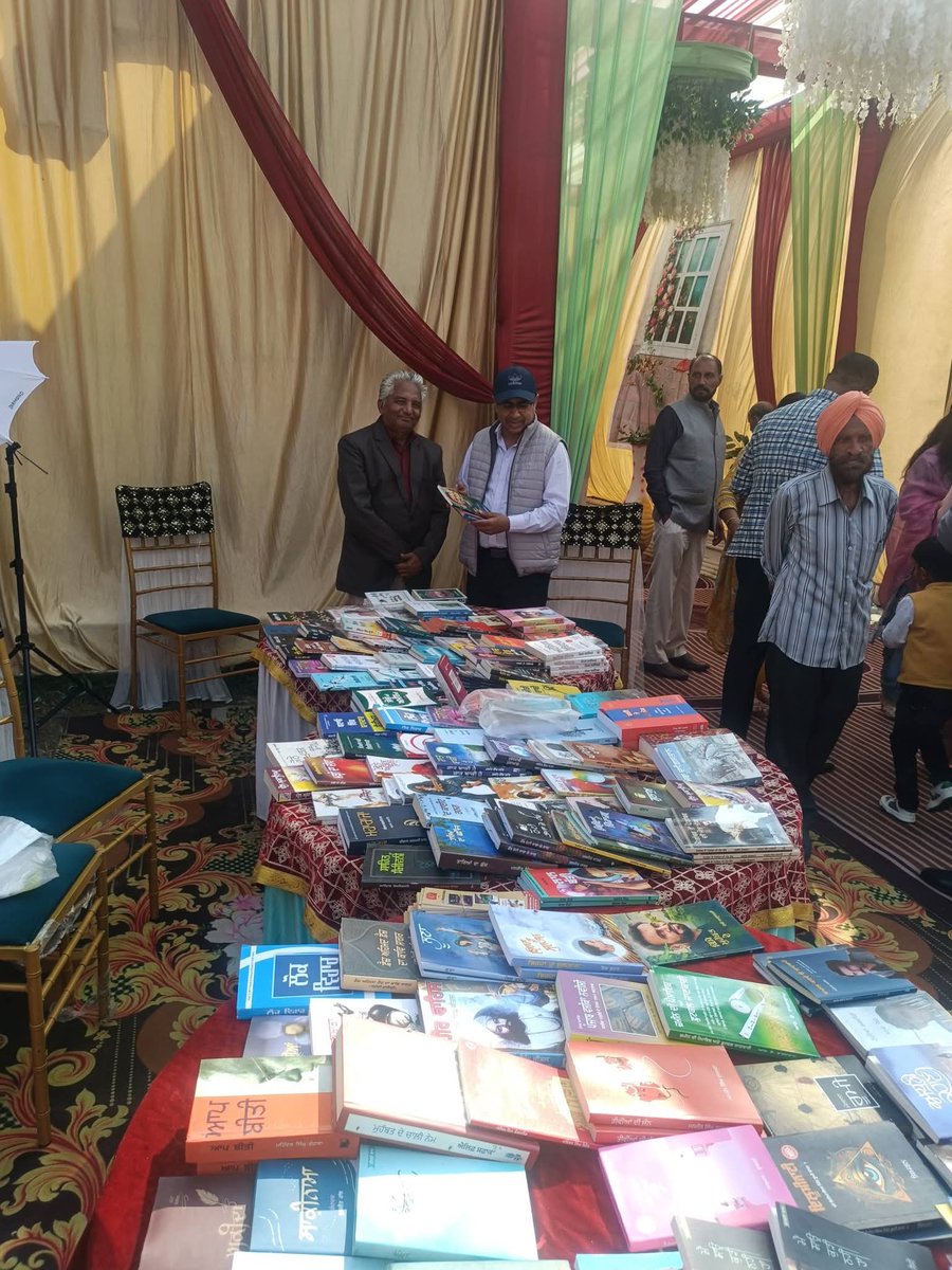 RajBalwinder92's tweet photo. 📚ਵਿਆਹ ‘ਚ ਗਿਆਨ ਦੀ ਸੁਗੰਧ — ਕਿਤਾਬਾਂ ਦਾ ਇਕ ਖ਼ਾਸ ਉਪਰਾਲਾ🙏

ਮੇਰੇ ਅਜ਼ੀਜ਼ ਦੋਸਤ ਪ੍ਰਸ਼ੋਤਮ ਜੀਤਪੁਰ ਦੇ ਭਤੀਜ  ਦੇ ਵਿਆਹ ‘ਚ ਇਕ ਖ਼ਾਸ ਤੇ ਵੱਖਰੀ ਸ਼ੁਰੂਆਤ ਕੀਤੀ—ਕਿਤਾਬਾਂ ਦਾ ਸਟਾਲ ਲਗਾ ਕੇ ਗਿਆਨ, ਪ੍ਰੇਰਣਾ ਤੇ ਪਿਆਰ ਨੂੰ ਇਕੋ ਛੱਤ ਹੇਠ ਜੋੜਣ ਦੀ ਕੋਸ਼ਿਸ਼। https://t.co/oQJvGJI1Z4