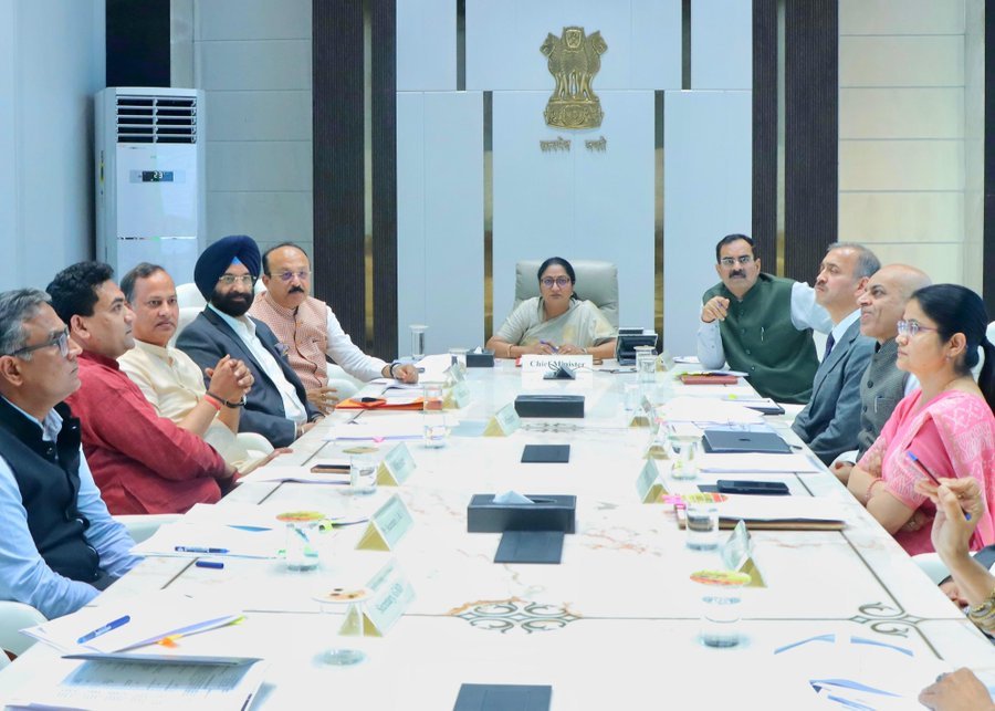 BJP4Delhi's tweet photo. दिल्ली सरकार द्वारा आज कैबिनेट की बैठक में यह निर्णय लिया गया है कि विधवा एवं दिव्यांग पेंशनधारियों को आयुष्मान भारत योजना से जोड़ा जाएगा। 

तकरीबन 3.96 लाख बहनों और लगभग 1.31 लाख दिव्यांगजनों को अब ₹10 लाख तक का निःशुल्क उपचार मिलेगा। https://t.co/BSNcoEJ1V6