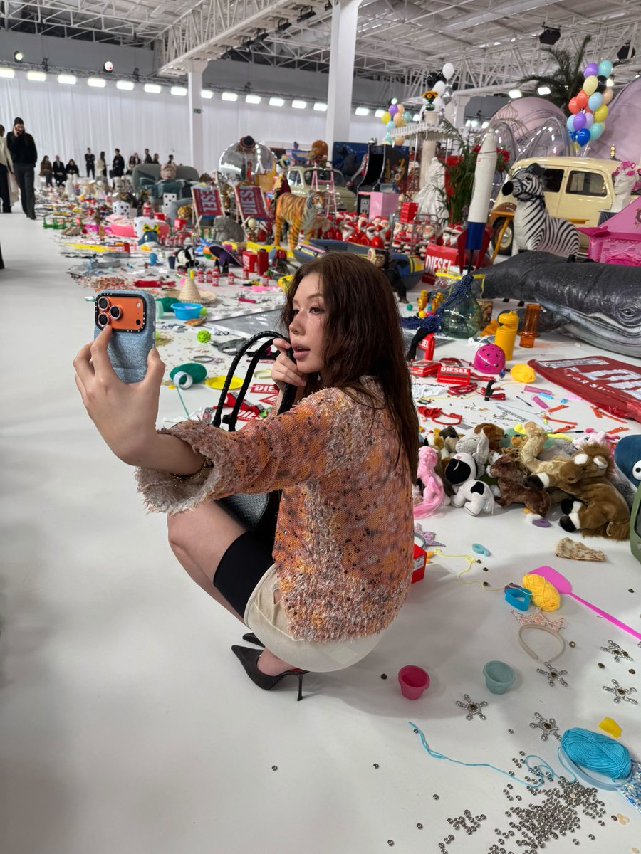 ミラノコレ取材】「ディーゼル（DIESEL）」のショー会場に敷き詰められ