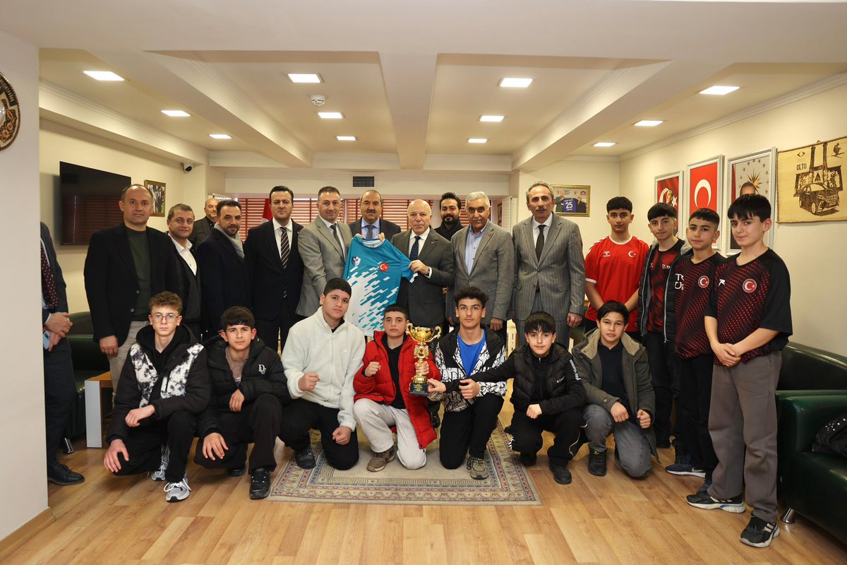 mehmetsekmen's tweet photo. Batman’da düzenlenen Yıldız Erkekler Hentbol Turnuvası’nda yarı final şampiyonu olarak finale yükselen Kazım Yurdalan Ortaokulu öğrencilerimizi belediyemizde ağırladık. 

Şehrimizi başarıyla temsil eden, azimleri ve mücadele ruhlarıyla göğsümüzü kabartan kıymetli evlatlarımızla bir araya gelmekten büyük memnuniyet duydum. Sahada ortaya koydukları disiplin, inanç ve takım ruhu; Erzurum’un karakterini yansıtmaktadır.

Genç sporcularımızı, kıymetli öğretmenlerimizi ve emeği geçen herkesi yürekten tebrik ediyorum.