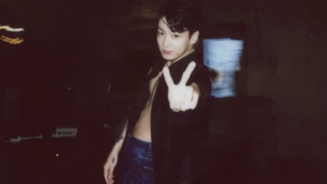 guguloved's tweet photo. i love this genre of jungkook’s calvin polaroids <3 https://t.co/dXBMKHVhUi