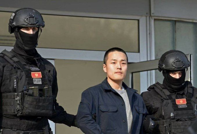 🚨 $LUNA COLLAPSE: JANE STREET FACES INSIDER TRADING CLAIMS 

Lawsuit alleges Jane Street Group used insider info from a Terraform intern to front-run trades during the 2022 $40B TerraUSD (UST) and Luna collapse, profiting over $200M. 

Jane Street denies all claims, calling the