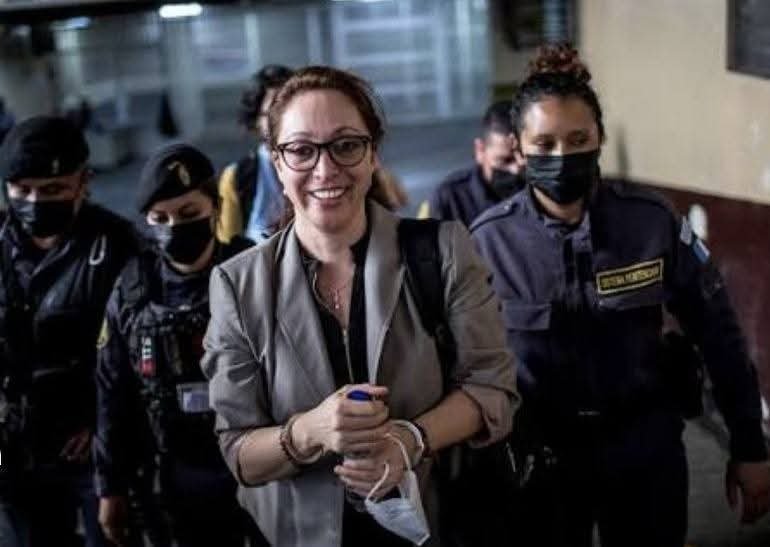 LarRRytO's tweet photo. 🚨🚨Les aviso que los diputados planean elegir al HDP de Lesther Castellanos @castellanosles como magistrado del @TSEGuatemala.

Virginia Laparra, una excelente fiscal, denunció a Lesther por corrupto y por eso, ella terminó en la cárcel 2 años. Al salir por medidas, decidieron inhabilitarla de su cargo por 10 años.

No la dejaban ni siquiera salir de Quetzaltenango, para ir a cualquier otro departamento necesitaba permisos y muchas veces se lo negaban.

Lesther Castellanos @castellanosles es del círculo de Consuelo Porras y la Fundación Contra el Terrorismo @FCTGuatemala.

Diputado qué vote por Lesther debe ser juzgado y recordado toda la vida como un criminal.