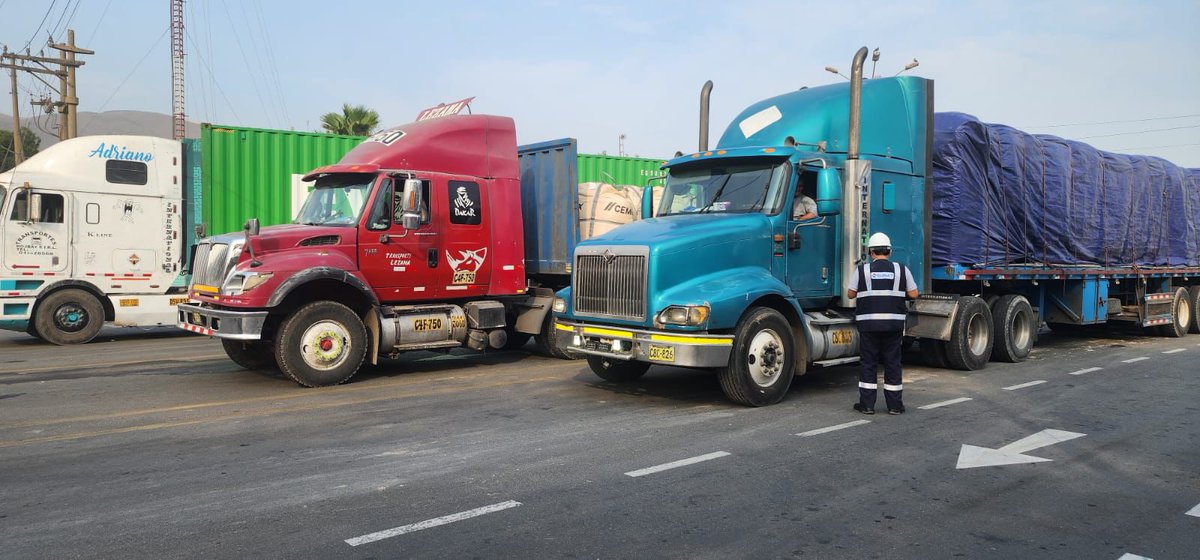 SUNATOficial's tweet image. 🚛🔎 En el Puesto de Control de #Ancón, en operativo 24 horas, se intervinieron 500 vehículos de carga pesada que ingresaban a Lima.
✅ Se emitieron 27 actas probatorias y 49 actas preventivas ante las infracciones detectadas. Seguimos firmes en el control en carretera 🇵🇪.