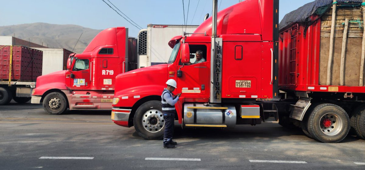 SUNATOficial's tweet image. 🚛🔎 En el Puesto de Control de #Ancón, en operativo 24 horas, se intervinieron 500 vehículos de carga pesada que ingresaban a Lima.
✅ Se emitieron 27 actas probatorias y 49 actas preventivas ante las infracciones detectadas. Seguimos firmes en el control en carretera 🇵🇪.