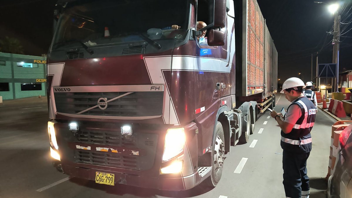 SUNATOficial's tweet image. 🚛🔎 En el Puesto de Control de #Ancón, en operativo 24 horas, se intervinieron 500 vehículos de carga pesada que ingresaban a Lima.
✅ Se emitieron 27 actas probatorias y 49 actas preventivas ante las infracciones detectadas. Seguimos firmes en el control en carretera 🇵🇪.