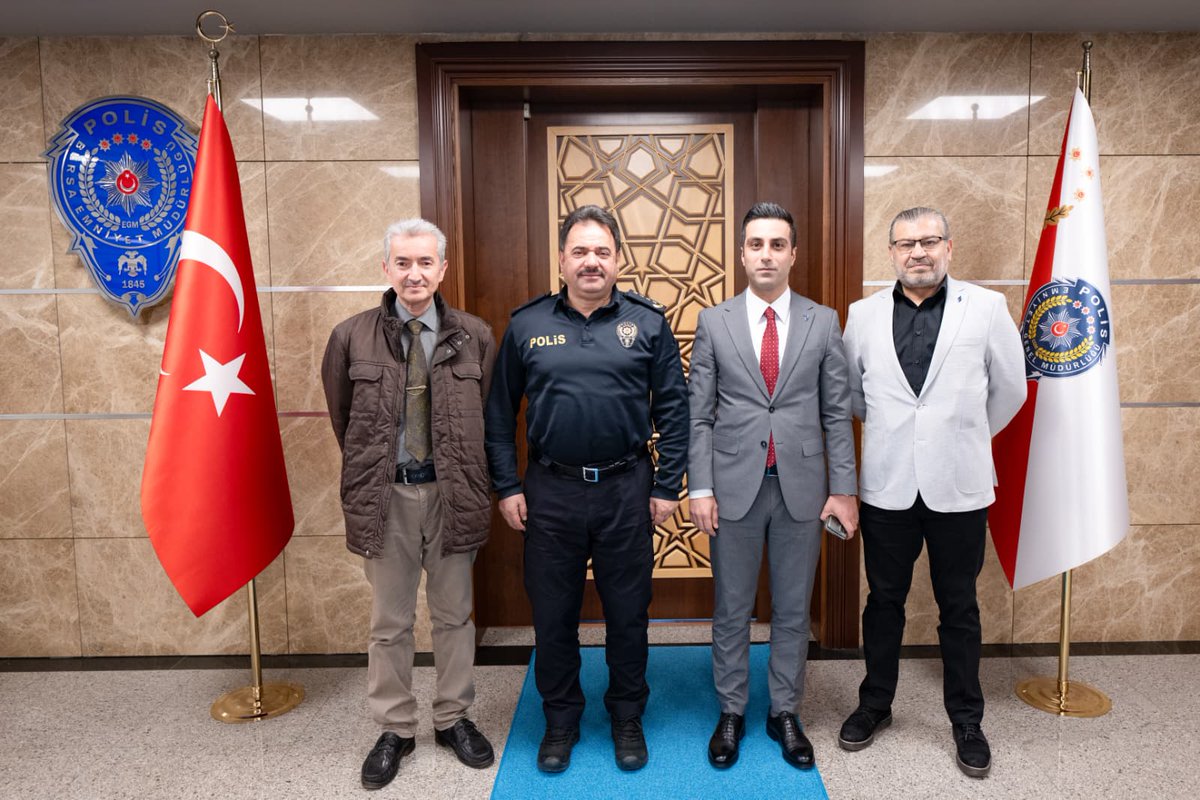 Türkiye Radyo Amatörleri Cemiyeti (TRAC) Bursa Şubesi Başkanı Sn. Cankut KALYONCU, Şube Başkan Yardımcısı Sn. İlkay ÇETİNKAYA ve Şube Saymanı Sn. İlhan ALAN, İl Emniyet Müdürümüz Sn. Kadir GÖKCE’yi makamında ziyaret etti.

Nazik ziyaretleri için kendilerine teşekkür ederiz.