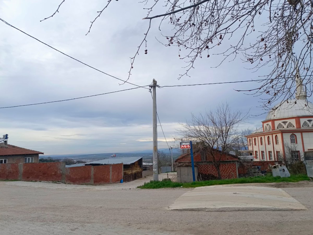 alpertuydes's tweet photo. Bursa Mustafakemalpaşa Keltaş Mahallesi’nde bulunan bu direkte geçen yaza kadar leylek yuvası varmış. Muhtar diyor ki kışın bakım yapmaya geldi @uedascomtr  yuvayı yıktı yerine yenisini koymadı. Buradan elektrik şirketine seslenmiş olalım. Tez zamanda leylekler daha gelmeden umarım yetiştirirler