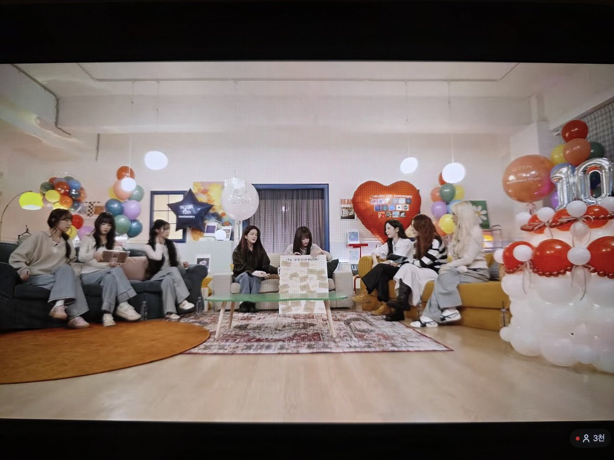 오랜만에 단체 라이브 방송인데도 예전 모습 그대로였던 우주소녀.
10주년 축하하고 앞으로도 건강하고 무탈히 활동해주길 🪐💓
#우주소녀 #Bloomhour #WJSN_10th_ANNIVERSARY #우소야_우정해_하뚜 <a href="/WJSN_Cosmic/">우주소녀</a>