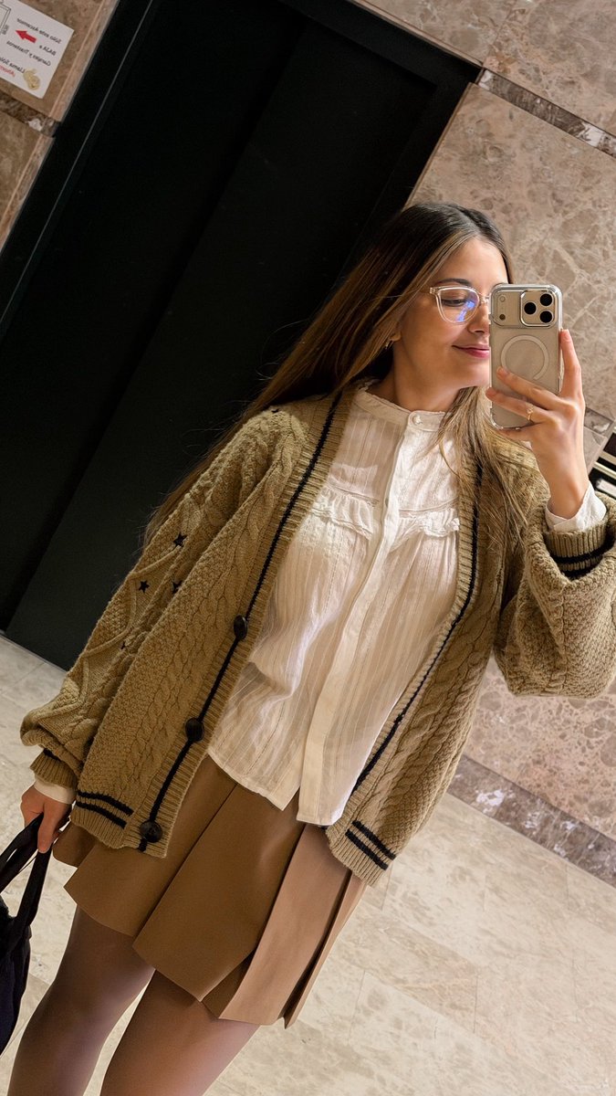 Saricientta's tweet photo. Another day, another merch outfit 💛
Fearless cardigan and no jacket today since it’s a beautiful 19°C outside ☀️ and I don’t know how it gets better than spring coming.
#ootd #tsmerch #FearlessCardigan @taylornation13 https://t.co/iRadruJlRx