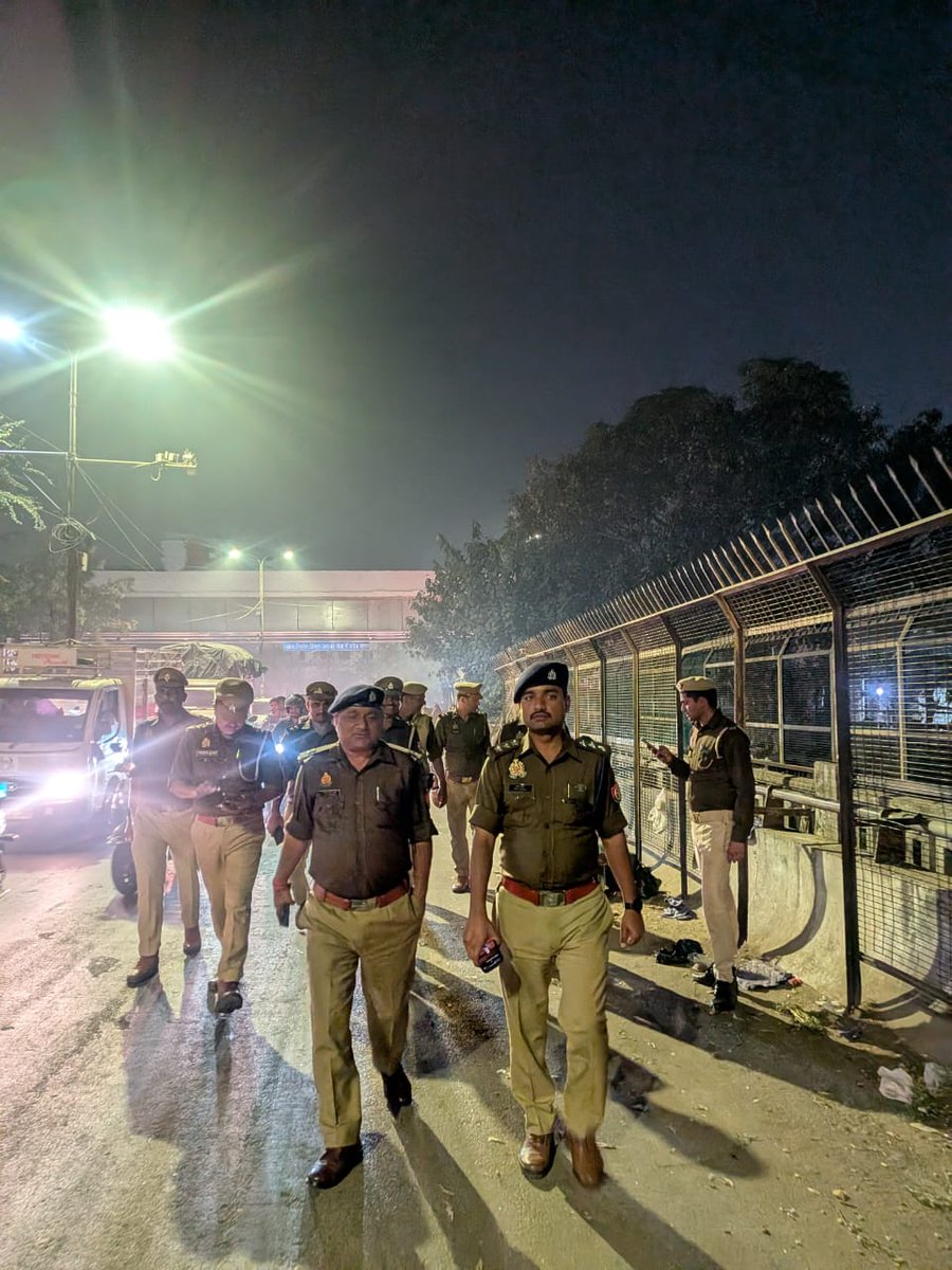 dcpcentrallko's tweet photo. #Lucknow_Police

@LkoCp के निर्देशन में @dcpcentrallko के नेतृत्व में #Adcp_सेंट्रल व #Acp_महानगर द्वारा थाना हसनगंज क्षेत्र में #सुरक्षा_व्यवस्था हेतु।#मॉल/#वाहन/#मार्केट/#मार्गों/#चौराहों/ पर #पैदल_गश्त/सघन चैकिंग कर रखी जा रही सतर्क दृष्टि।

@dgpup
@adgzonelucknow
@lkopolice https://t.co/IzG9EXgTzE