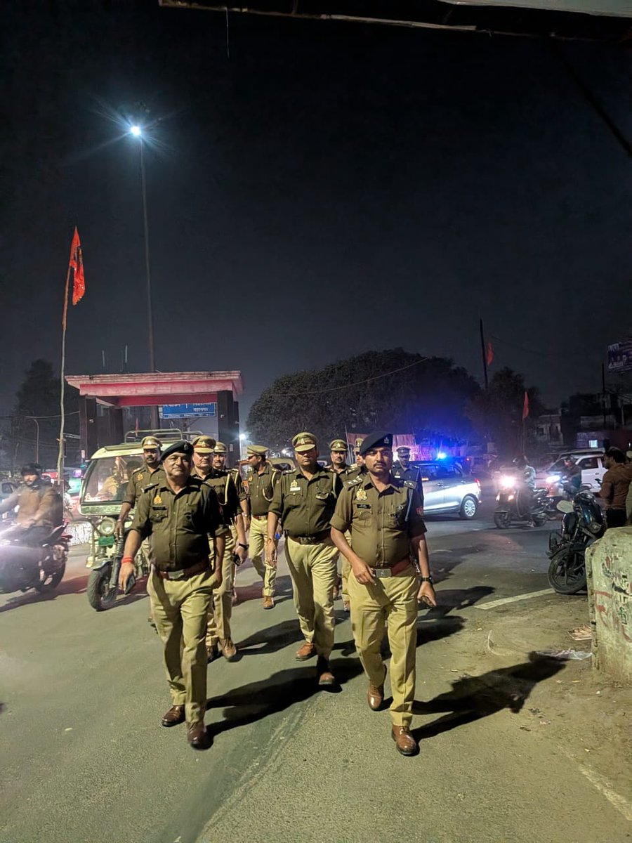 dcpcentrallko's tweet photo. #Lucknow_Police

@LkoCp के निर्देशन में @dcpcentrallko के नेतृत्व में #Adcp_सेंट्रल व #Acp_महानगर द्वारा थाना हसनगंज क्षेत्र में #सुरक्षा_व्यवस्था हेतु।#मॉल/#वाहन/#मार्केट/#मार्गों/#चौराहों/ पर #पैदल_गश्त/सघन चैकिंग कर रखी जा रही सतर्क दृष्टि।

@dgpup
@adgzonelucknow
@lkopolice https://t.co/IzG9EXgTzE