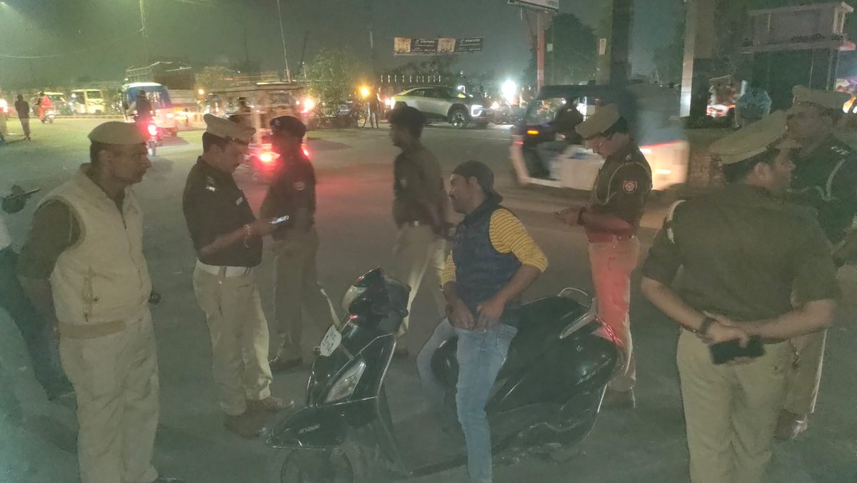 dcpcentrallko's tweet photo. #Lucknow_Police

@LkoCp के निर्देशन में @dcpcentrallko के नेतृत्व में #Adcp_सेंट्रल व #Acp_महानगर द्वारा थाना हसनगंज क्षेत्र में #सुरक्षा_व्यवस्था हेतु।#मॉल/#वाहन/#मार्केट/#मार्गों/#चौराहों/ पर #पैदल_गश्त/सघन चैकिंग कर रखी जा रही सतर्क दृष्टि।

@dgpup
@adgzonelucknow
@lkopolice https://t.co/IzG9EXgTzE