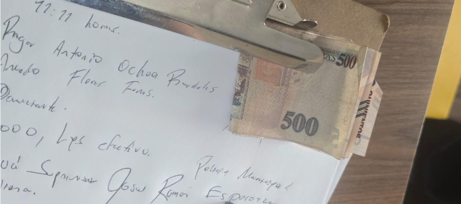No se dejen sorprender. Hay vivos usando carnets falsos de la Alcaldía para extorsionar por permisos de operación y construcción.

⚠️ Está TERMINANTEMENTE PROHIBIDO que cualquier funcionario reciba o pida dinero en efectivo.

📞 Denuncien al 100.
Ayer ya capturamos