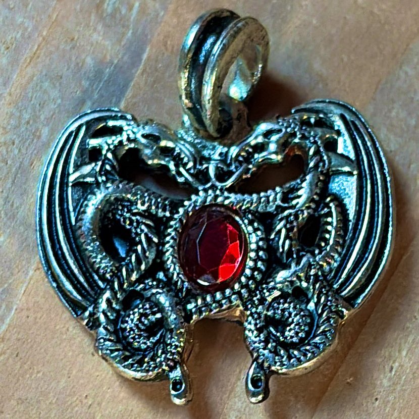 hammerbund's tweet photo. Dragon heart with red stone - Chain pendant in silver

30$ + shipping costs

#dragon #Dragonheart #Historical #celtic https://t.co/x6wFhd4ii1