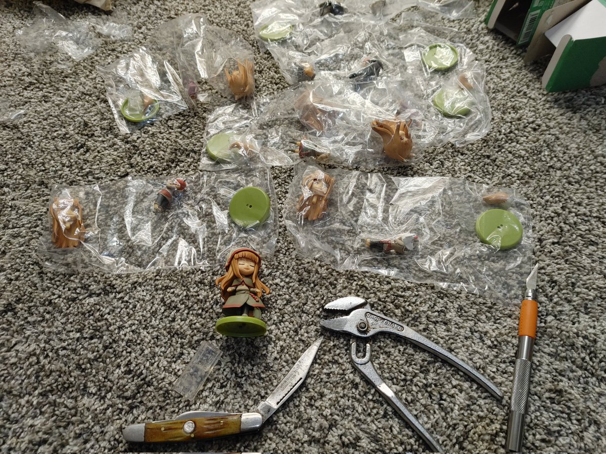 These little bastards are also annoying to assemble. I've had to pull out a scalpel and pliers. Also a hair drier to soften the plastic to get the pegs into the holes. I'm gonna end up breaking one of these... #spiceandwolf #狼と香辛料