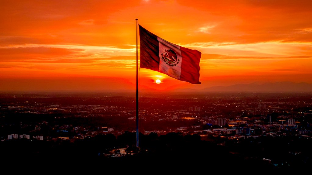 Noti_chiapas's tweet photo. Nuestra bandera es el alma de la nación. 🇲🇽 En este #DíaDeLaBandera, reafirmamos los valores de justicia y libertad que nos definen.
Llevémosla con orgullo no solo en el cielo, sino en nuestras acciones. ❤️🤍💚

#24DeFebrero #BanderaDeMéxico #ValoresPatrios https://t.co/ADIL43il4p