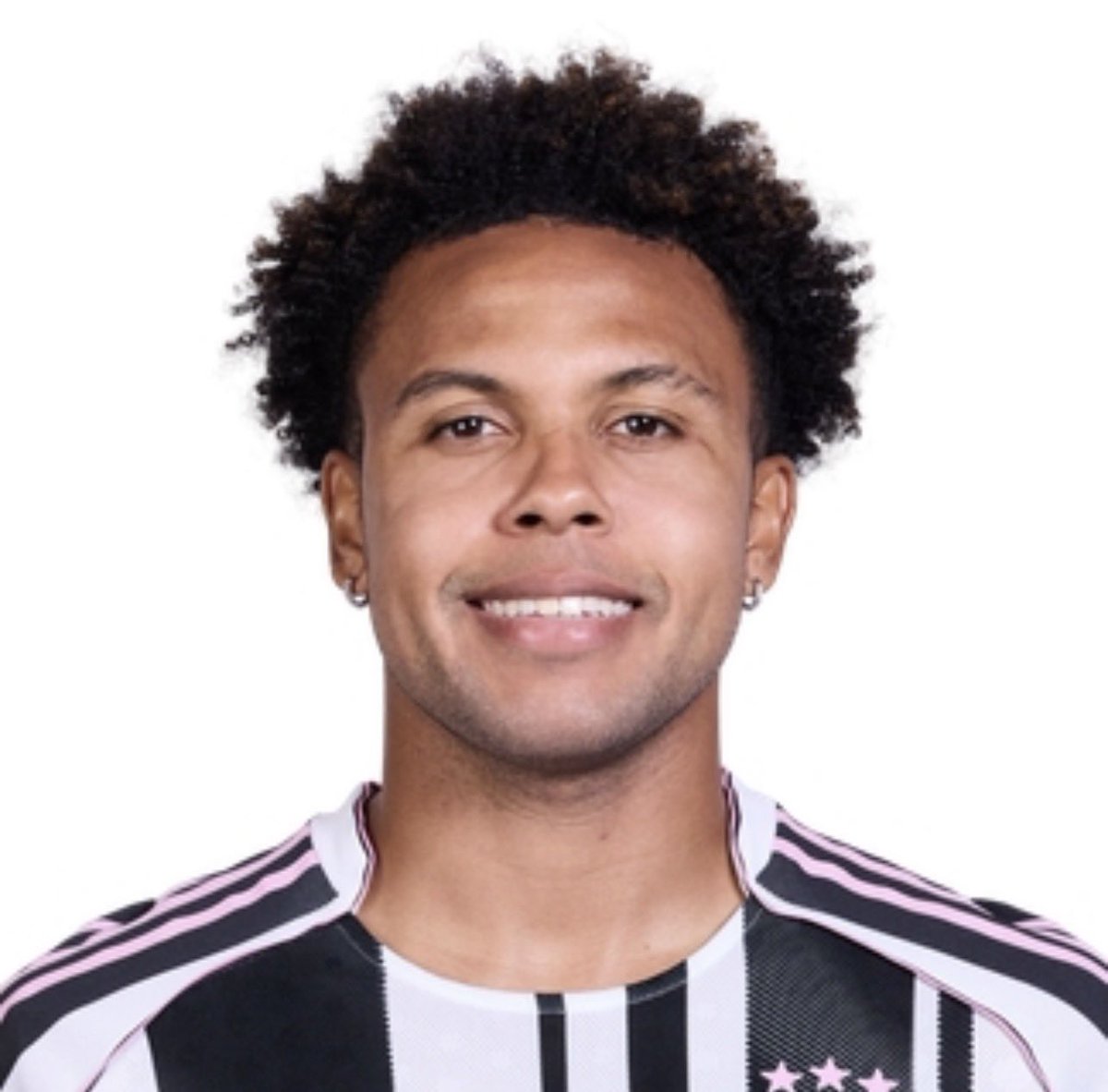 🚨 OFFICIAL: Weston McKennie Signs New Juventus Deal! 🇺🇸⚪⚫

📝 Agreement valid until June 2030
💰 New salary: €4 million per year + bonuses

Juventus secure the American midfielder long-term as he commits his future to the Bianconeri. Big show of trust from the club!